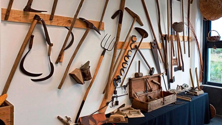 Algúns dos apeiros labregos e ferramentas de carpinteiro cos que xa conta o futuro museo orosán. Foto: MP