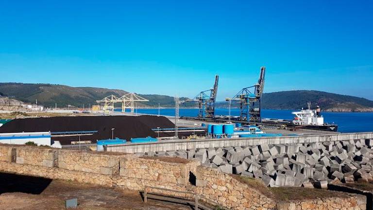 Vista de una descarga de carbón en el puerto exterior de Ferrol, en imagen de archivo. Foto: S. R.