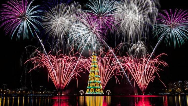 <b>Brasil</b>. La ciudad de Río de Janeiro enciende un árbol de Navidad flotante de 85 metros de altura en el centro de la laguna Rodrigo de Freitas en Río de Janeiro. Es el árbol de Navidad flotante más grande del mundo. (Fuente, businessinsider.es)