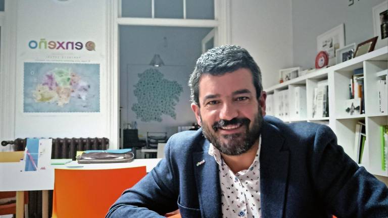 El empresario y economista compostelano Modesto Gómez, ayer antes de la webinar sobre VIH y COVID