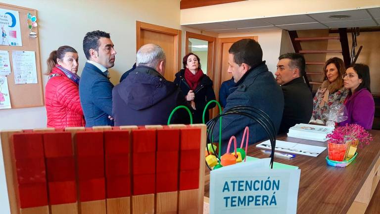 López, de perfil segundo por la izquierda, con los alcaldes de los municipios del Umia que se benefician de la unidad de atención temprana. Foto: X. G.