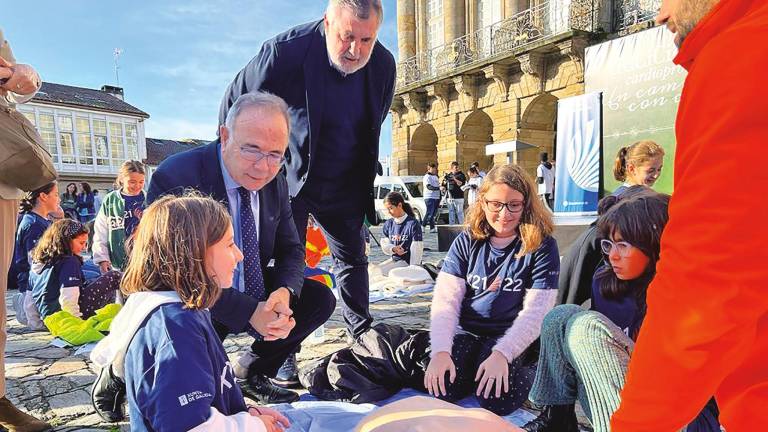 a pie de Calle. Cercanía que trasmite el alcalde durante una jornada sobre primeros auxilios con alumnado del López Ferreiro Fotos: A. S.