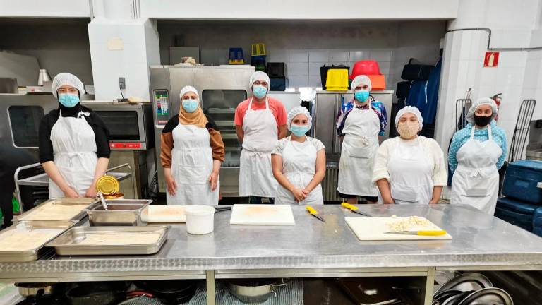 Alumnos participantes en el curso Operacións Básicas de Cociña del programa QUEDA-T 2021. Foto: Cáritas