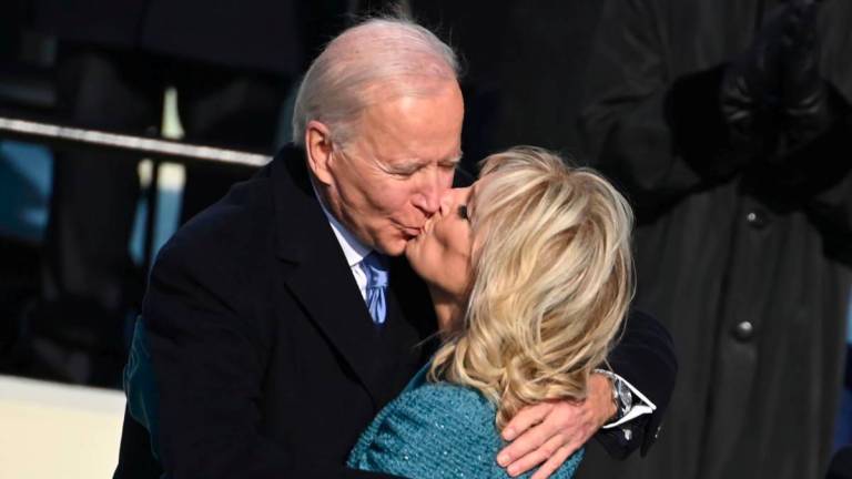 El momento más emotivo de la jornada de ayer fue el apasionado beso que Jill Biden le dio a su marido. (Fuente, vanitatis.elconfidencial.com)