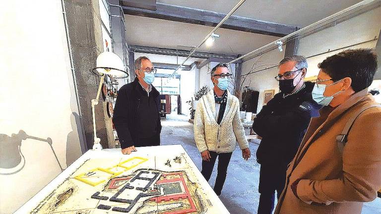 Evencio Ferrero, á esquerda, Manolo Eirín, Alfredo Garrote e Milagros Lantes contemplando a recreación en cerámica do plano das ruínas do balneario romano de Carballo. Foto: C.C.