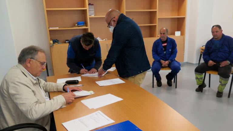 O alcalde, á esquerda, durante a firma de contratos dos nove empregados municipais. Foto: Concello da Laracha