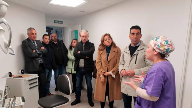 López, segundo por la derecha, durante la visita a la clínica de Caldas Foto/X.G.