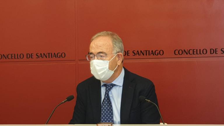 O alcalde de Santiago, Xosé Sánchez Bugallo, en rolda de prensa. CDS