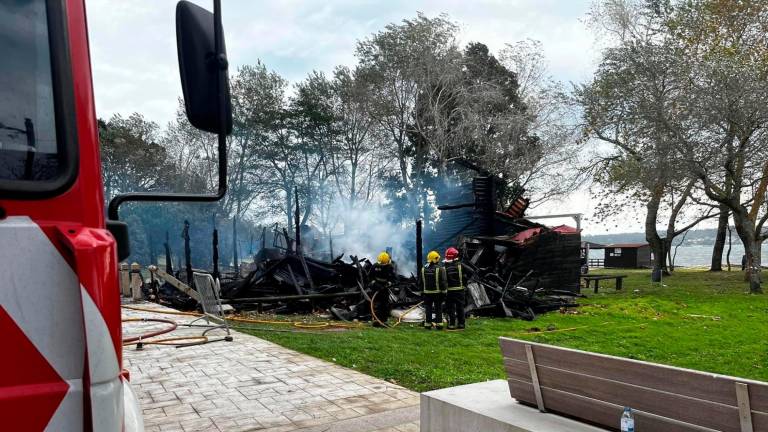 El incendio devoró el restaurante Estrella del Mar. Foto: Bombeiros Boiro