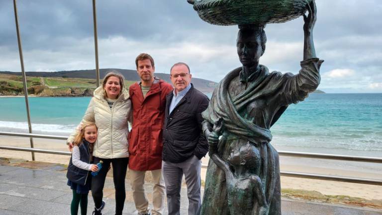 Manu Baqueiro y su familia, con el alcalde de Malpica, a la derecha, en el paseo marítimo. Foto: C. M.