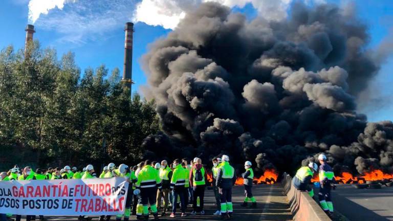 Trabajadores de ENCE cortando el tráfico entre Pontevedra y Marín / Foto: @G24Noticias - Twitter
