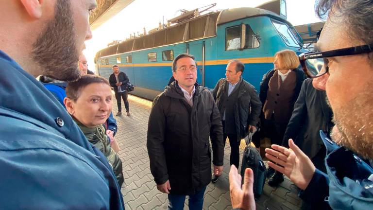 El ministro de Exteriores, José Manuel Albares, a su llegada a Kiev. FOTO: EXTERIORES