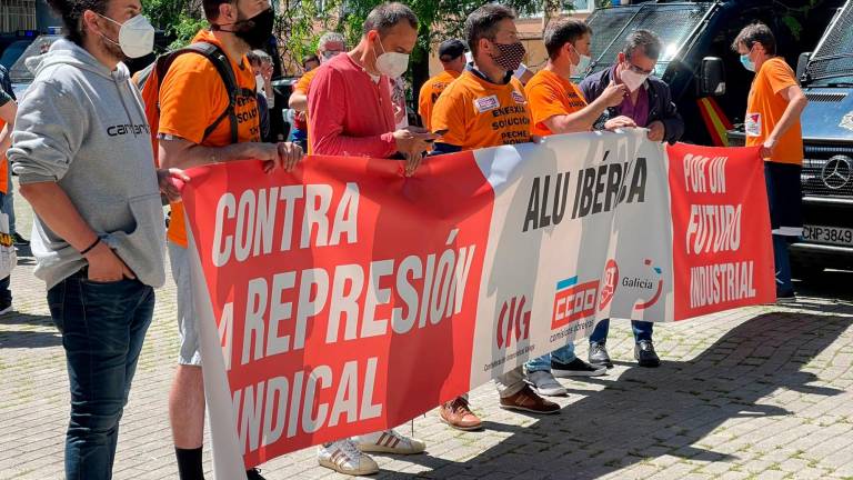 Trabajadores y miembros del comité de empresa de Alu Ibérica en una protesta. Foto: Rebelión Aluminio