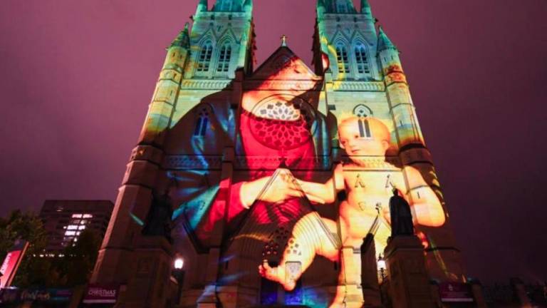 <b>Australia</b>. Las luces de Navidad en la Catedral de Santa María son consideradas como el espectáculo de luces navideñas más popular de Sídney. (Fuente, businessinsider.es)