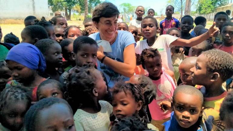 Estrella Arjomil cun grupo de nenos e nenas dun dos pobos aos que brinda o seu apoio en Mozambique. Foto: C. V.