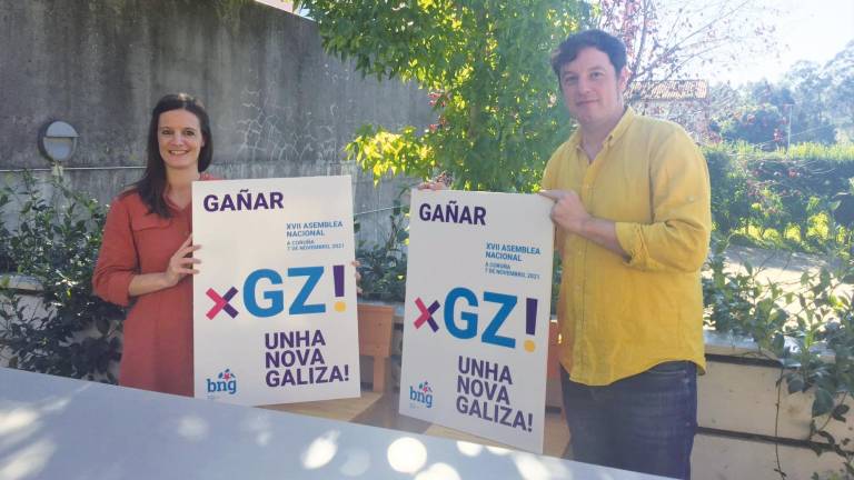 MÁXIMA AMBICIÓN. Olalla Rodil y Xavier Campos sostienen los carteles con el nuevo lema y la línea estética del Bloque, con el objetivo de presidir Galicia en 2024. Foto: Gallego