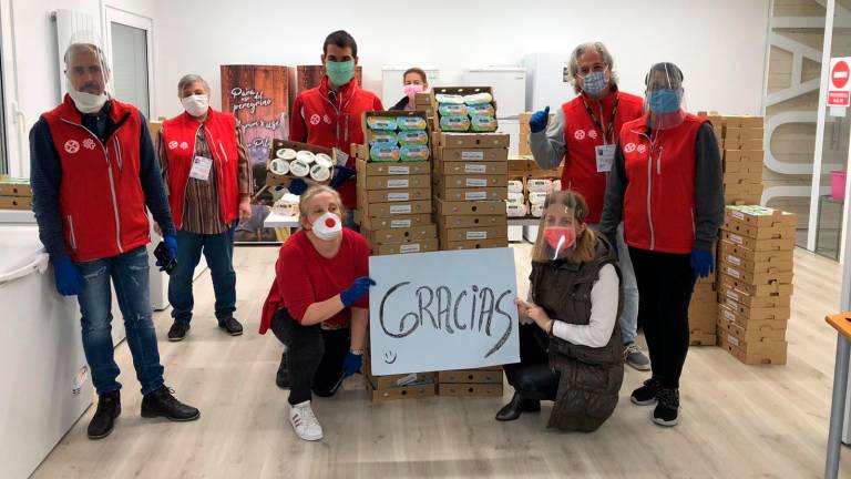 Imagen de archivo de unos voluntarios de Cáritas Milladoiro agradeciendo una donación. Foto: Cáritas