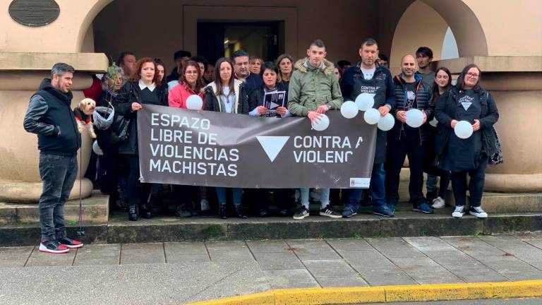 Concentración diante da Casa do Concello de Val do Dubra contra a violencia machista en novembro de 2019.