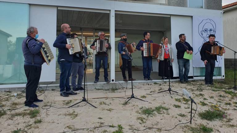 Parte dos músicos que fixeron soar os seus acordeóns en lembranza de Pazos de Merexo. Foto: Bela Fisterra