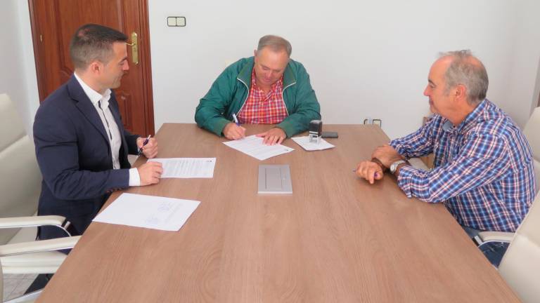 O alcalde, no centro, e o concelleiro de Obras, á dereita, firmando o contrato co representante de Canarga. Foto: C. Laracha