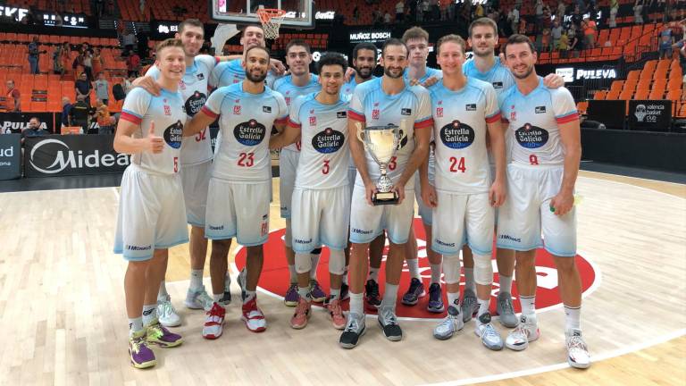 Los jugadores del Obradoiro con el trofeo conseguido en La Fonteta ante el Valencia a apenas cinco días del inicio de la Liga ACB
