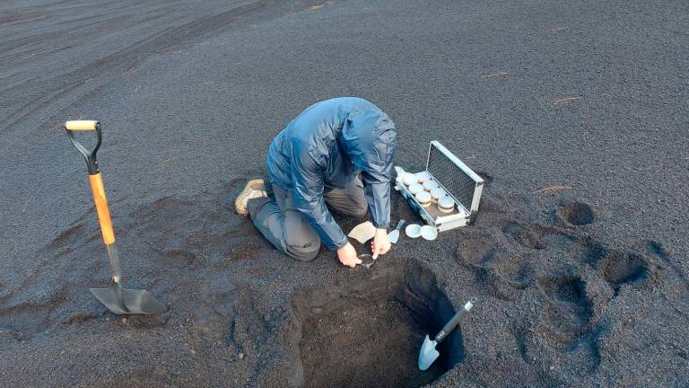 Personal de la ULPGC realizando un muestreo de lava y piroclastos del volcán de La Palma. Foto: E.P.