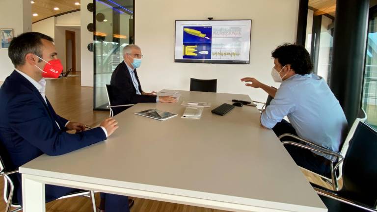 Pola esquerda, Fernando Guldrís, Francisco Conde e Gonzalo Redondo, onte na empresa D3 Applied Technologies. Foto: Xunta de Galicia