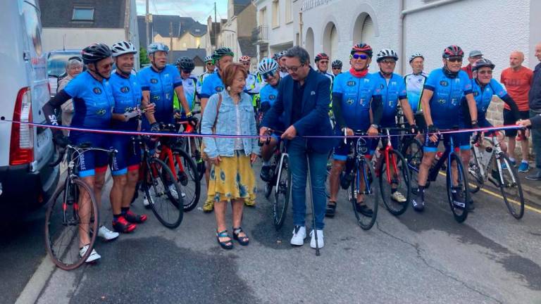 Momento da partida dos ciclistas franceses de La Turballe con rumbo a Camariñas. Foto: C. C.