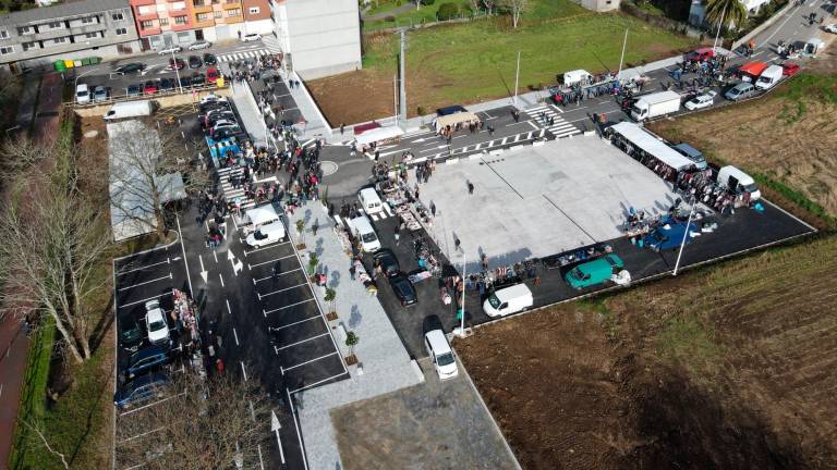Vista aérea da primeira feira de Baio celebrada na nova praza. Foto: Concello de Zas