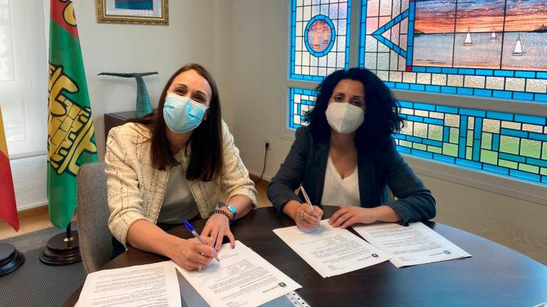 María Couto, izquierda, y Margarita Lamela, firmando el convenio de colaboración. Foto: Xeal