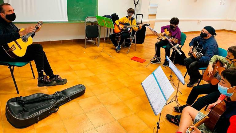 Clase de guitarra en la Escola de Música de Ames. Foto: EMMA