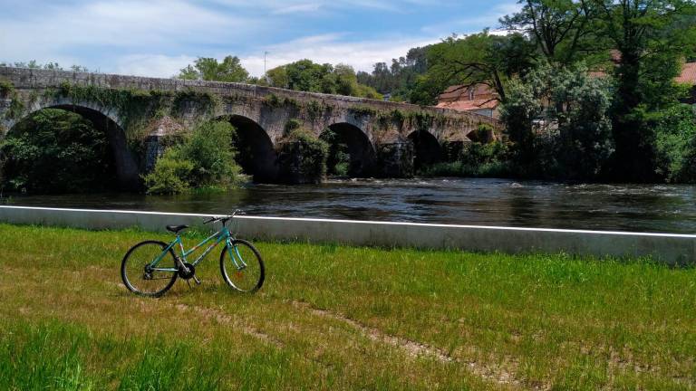 Imaxe dunha bicicleta diante da ponte de Ponte Ledesma, no concello de Boqueixón. Foto: Alejandra Fernández 