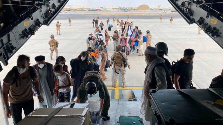 Primeros repatriados por España subiendo al avión en Kabul. Foto: Ministerio de Defensa/E.P.