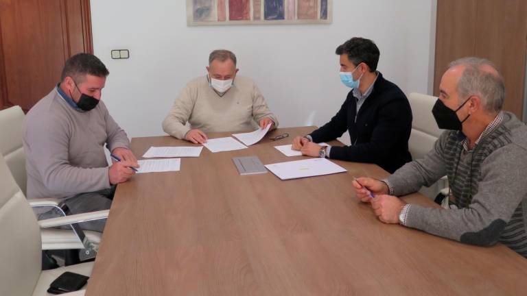 O alcalde, José Manuel López, no centro, firmando o contrato cos representantes da empresa e o edil de Obras, á dereita. Foto: C. L.