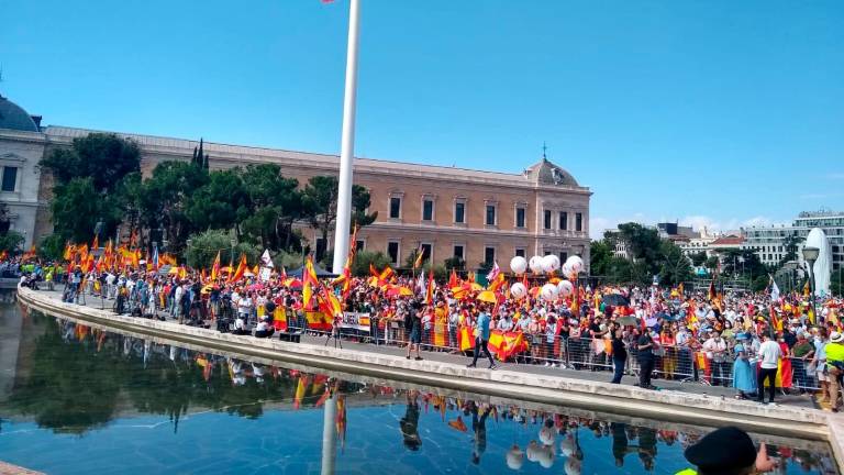 Más de mil personas se concentran ya desde las 11.00 horas en la madrileña Plaza de Colón para proetestar contra los indultos a los líderes del procés. En Madrid, a 13 de junio de 2021. EUROPA PRESS 13/06/2021