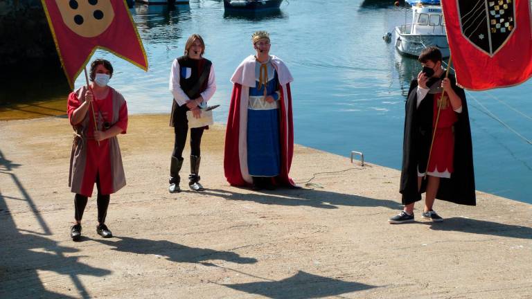 O rei Alfonso IX, segundo pola dereita, á súa chegada ao porto de Camariñas en 2021, no marco do programa Encaixe no Camiño. Foto: J. M.