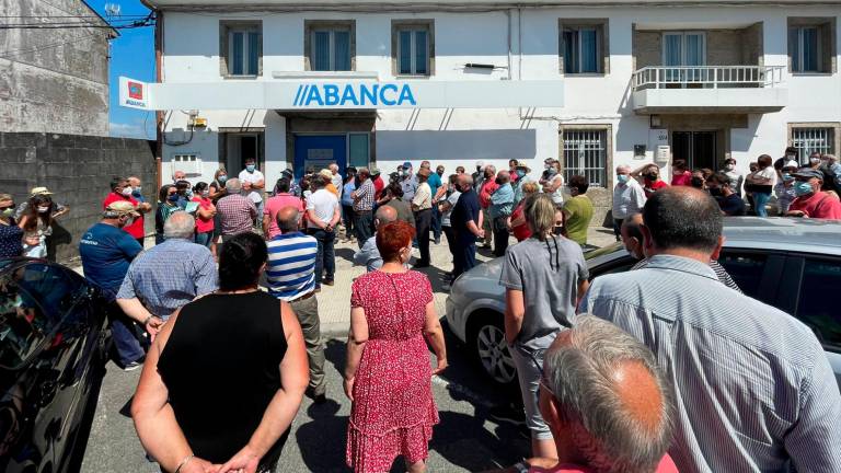 Concentración celebrada a pasada semanda diante da oficina de Abanca en Baíñas. Foto: Concello de Vimianzo