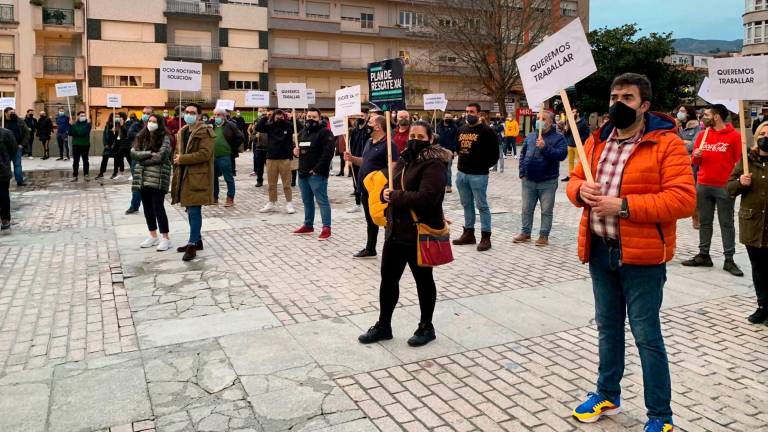 PROTESTA. Participantes en la manifestación celebrada este jueves en Boiro. Foto: S. Souto
