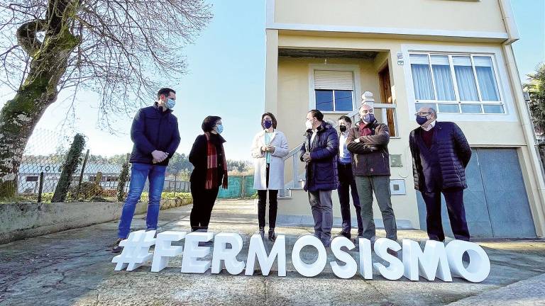 La conselleira, tercera por la izquierda, junto al alcalde de Lalín ante una vivienda que se benefició de las ayudas autonómicas. Foto: Sangiao