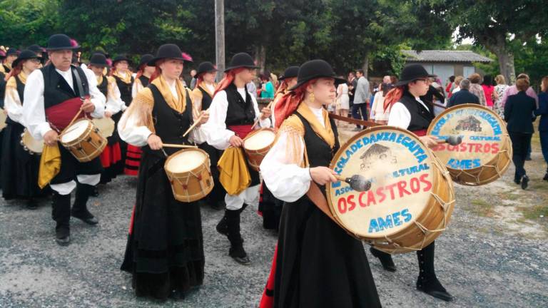 Foto de archivo de una agrupación folclórica de Ames tocando durante las fiestas de Bugallido. Foto: AA VV