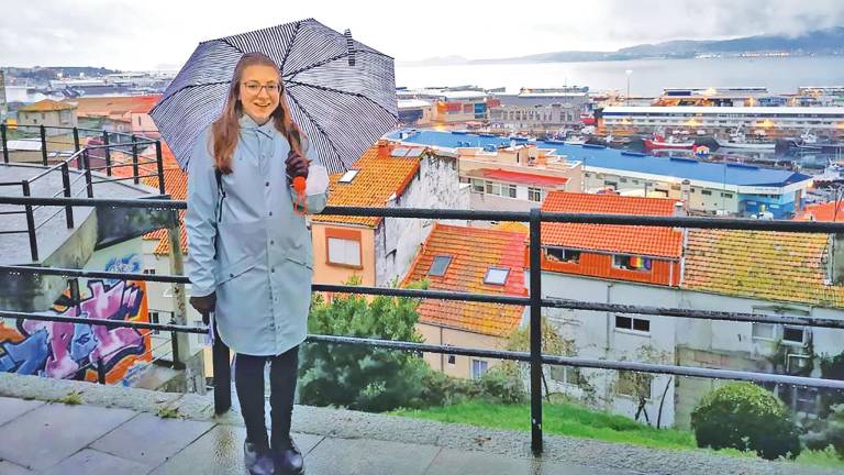 En su tiempo libre, la joven hace excursiones por Galicia. En la foto, se ve el puerto de Vigo al fondo