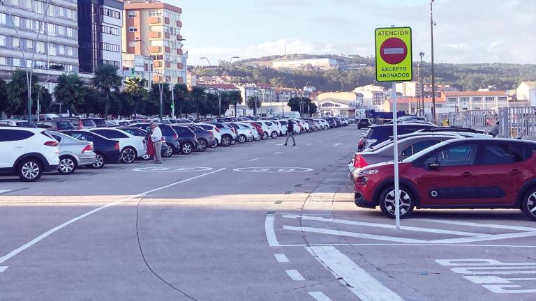 señales y marcas. Portos de Galicia colocó señales que prohíben el paso en el puerto y marcó de color verde las plazas de estacionamiento reservadas para los usuarios. Foto: BNG