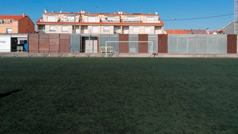 Imagen del estado actual del campo de fútbol de Aguiño. Foto: C.R.