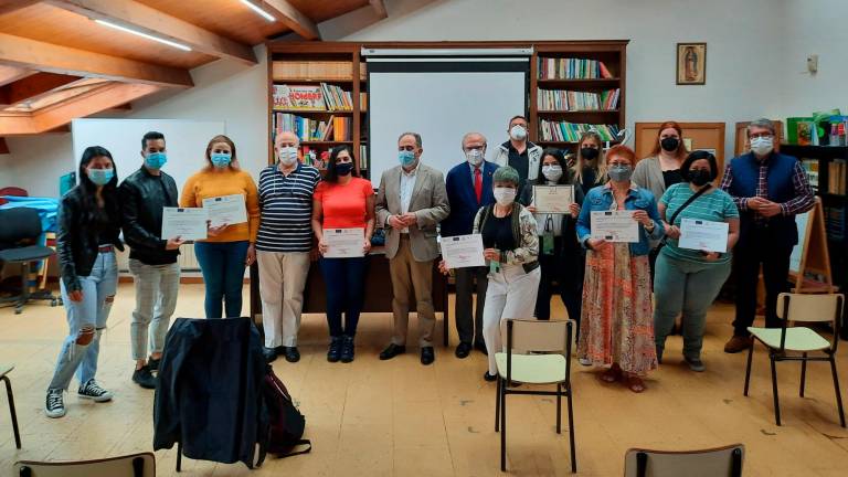 FOTO DE GRUPO. Acto de entrega de diplomas en Cáritas Interparroquial de Santiago