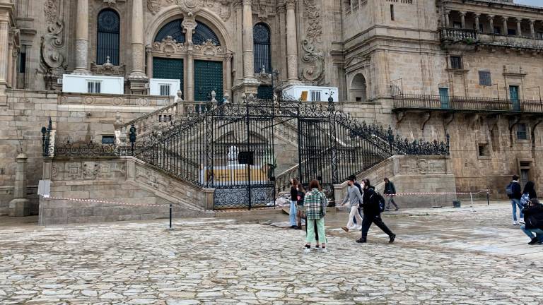 La fachada del Obradoiro, libre de andamios tras la restauración de la escalinata monumental. Fotos. A.R.