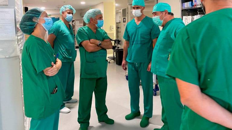 El gerente del Sergas, José Flores Arias, supervisando en el Hospital Universitario Lucus Augusti la instalación de uno de los equipos radioquirúrjicos vasculares. Foto: ECG