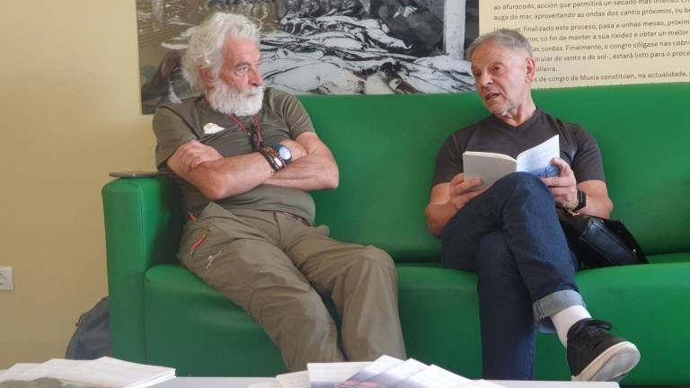 Adriano Gasperi, a la izquierda, con Antón Castro, presentando su libro el Bela Muxía. Foto: Ángel Castro