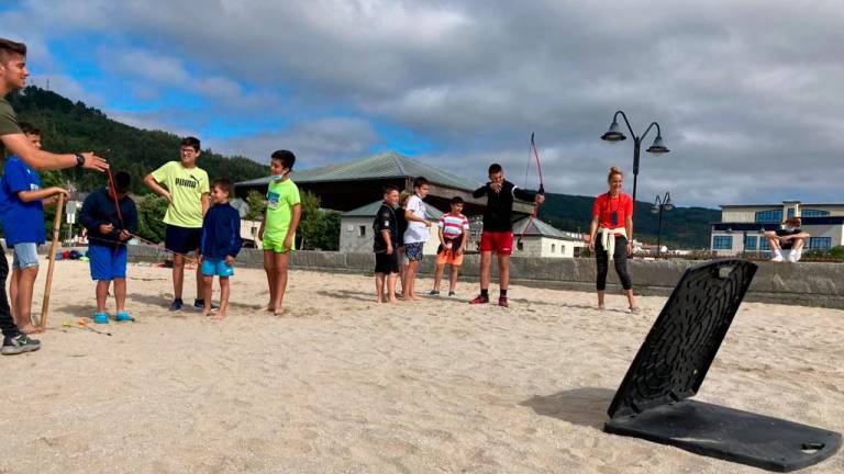 Nenos e nenas desfrutando das actividades de verán na praia da Concha de Cee. Foto: Manuel Calo