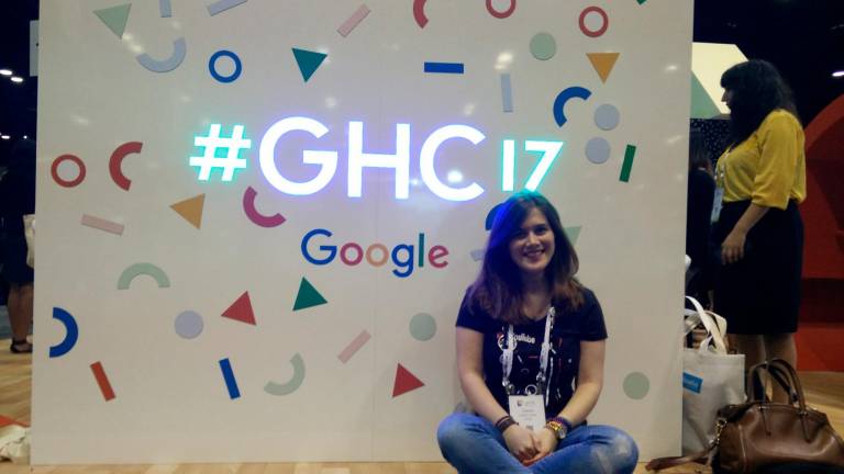 Sabela Ramos xunto a un cartaz de Google Women. CPEIG