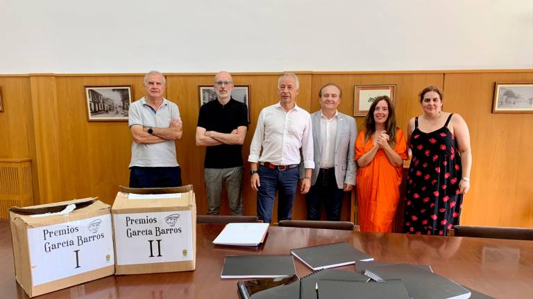 Membros do xurado tras dar a coñecer no Concello de A Estrada o fallo do premio de novela García Barros. Foto: C. A.